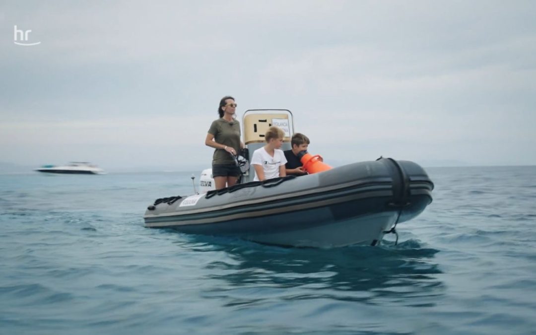 Daisee Aguilera, Lucas y su amigo en la barca de vigilancia de posidonia